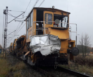 Groźny wypadek na torach w Grześce. Z busa nic nie zostało...
