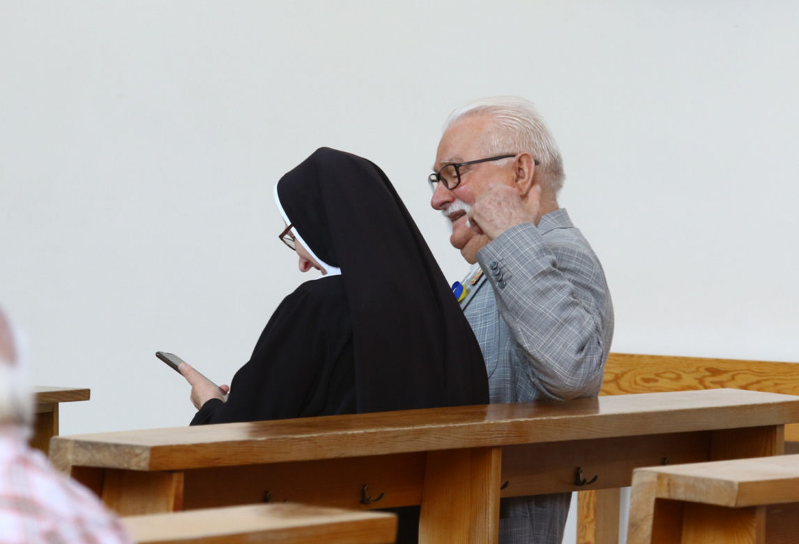Lech Wałęsa wyszedł ze szpitala. Swoje kroki skierował do kościoła
