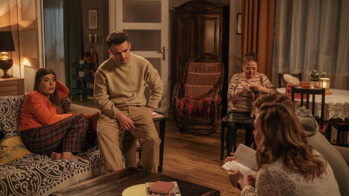 Barwy szczęścia odc. 3384. Hubert (Marek Molak), Asia (Anna Gzyra), Lucyna (Grażyna Zielińska), Agata (Natalia Zambrzycka), Ignacy (Olaf Staszkiewicz)