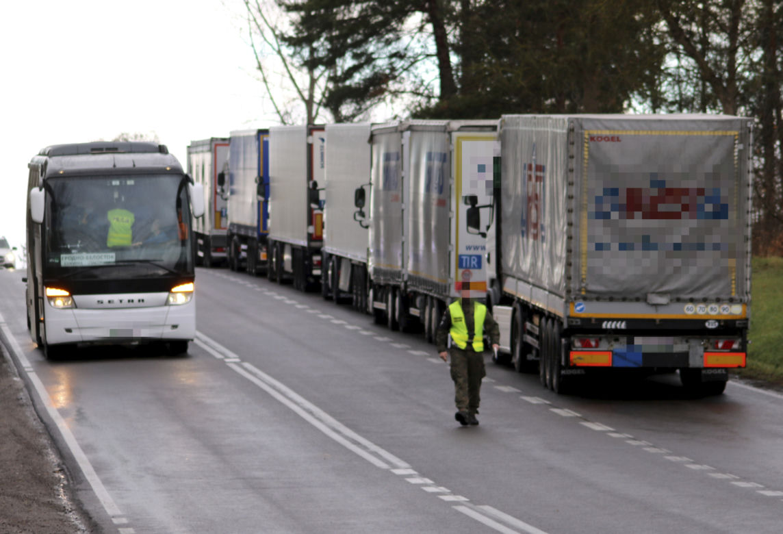 Kolejka TIR-ów czeka na wjazd na granicy białoruskiej. 31 godzin