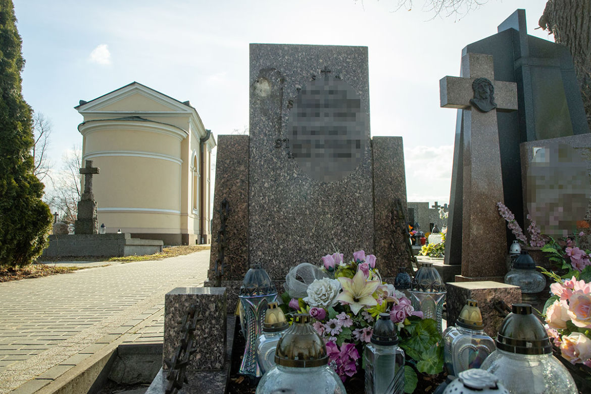 Wynieśli z cmentarza 2,5 tony krzyży
