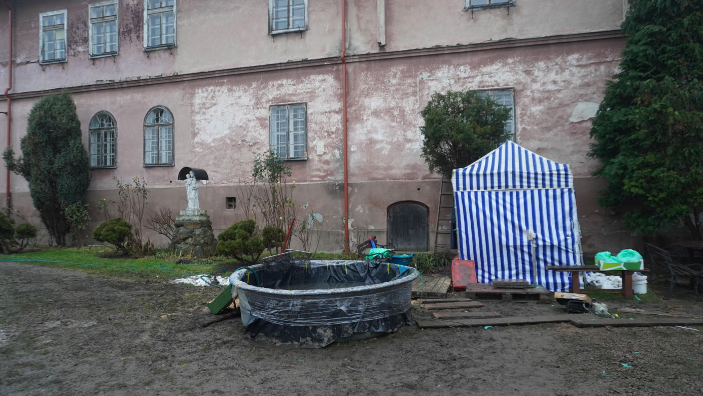 Benedyktynki sprzedają ekologiczne karpie w XIII-wiecznym klasztorze w Staniątkach. To już wielowiekowa tradycja 
