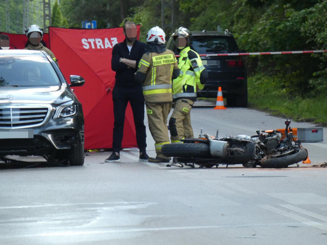 Koszmar na drodze w Konstancinie. Kawasaki zderzyło się z porsche i mercedesem. Nie żyje 21-latka