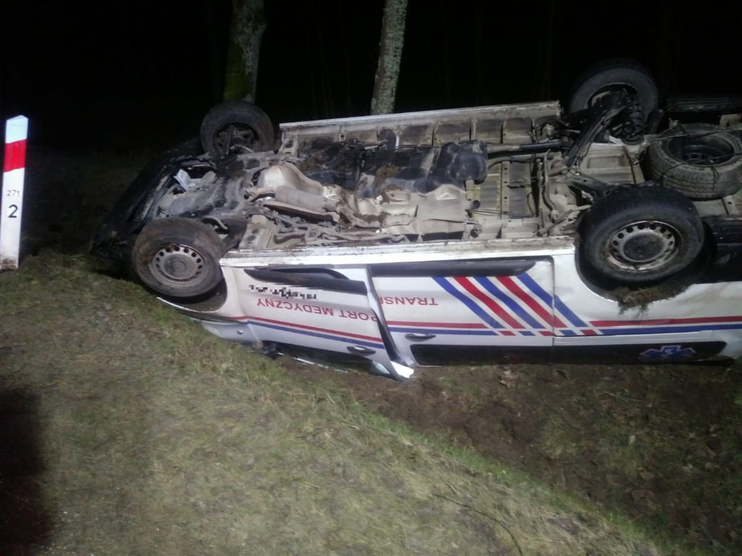 Wypadek na trasie Orzysz - Ełk. Karetka dachowała w rowie