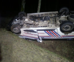 Wypadek na trasie Orzysz - Ełk. Karetka dachowała w rowie