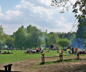 Pieczona kiełbaska bez mandatu. Gdzie rozpalić ognisko lub grilla w Warszawie? [PRZEGLĄD MIEJSC]