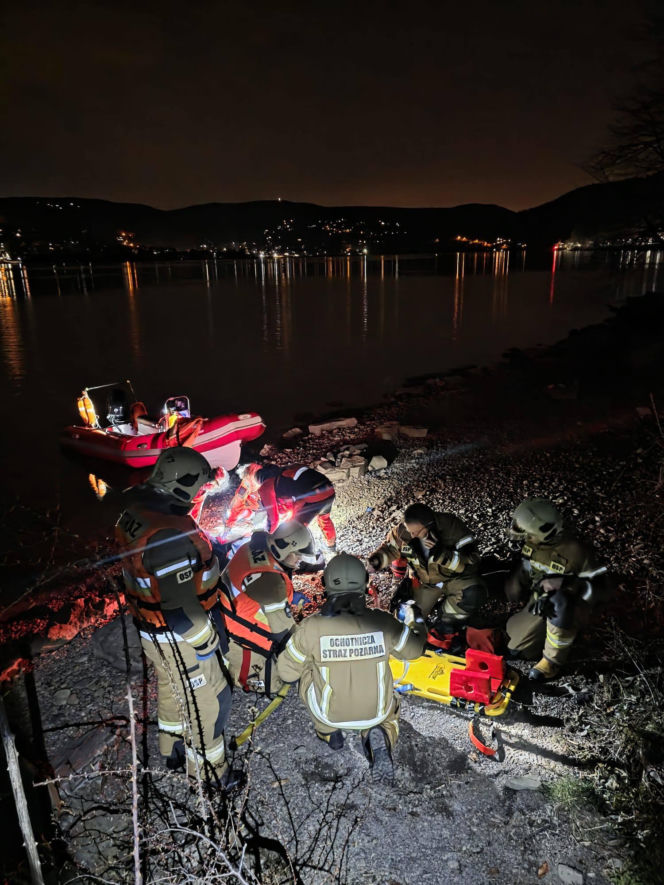 Strażacy uratowali mężczyznę tonącego w jeziorze
