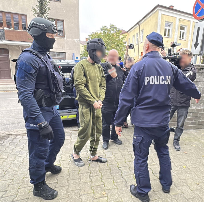 19-latek dokonał ataku w szkole w Ostrołęce. Został doprowadzony do prokuratury