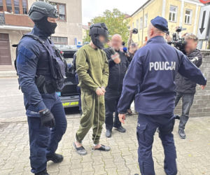 19-latek dokonał ataku w szkole w Ostrołęce. Został doprowadzony do prokuratury