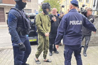 19-latek dokonał ataku w szkole w Ostrołęce. Został doprowadzony do prokuratury