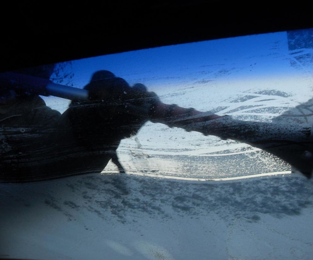 Domowy sposób na zamarznięte szyby w aucie. Odstaw drogą chemie i skrobaczkę