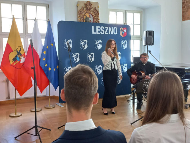 Dwadzieścioro młodych zdolnych. W Lesznie wręczono Laury Oświaty