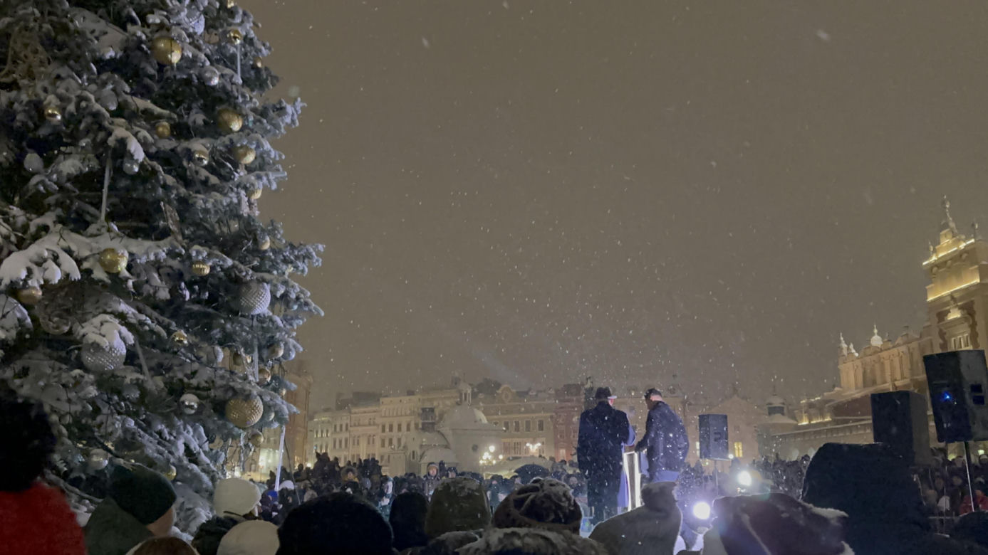 Choinka rozbłysła na Rynku Głównym. Tak wygląda Kraków w zimowej scenerii! 
