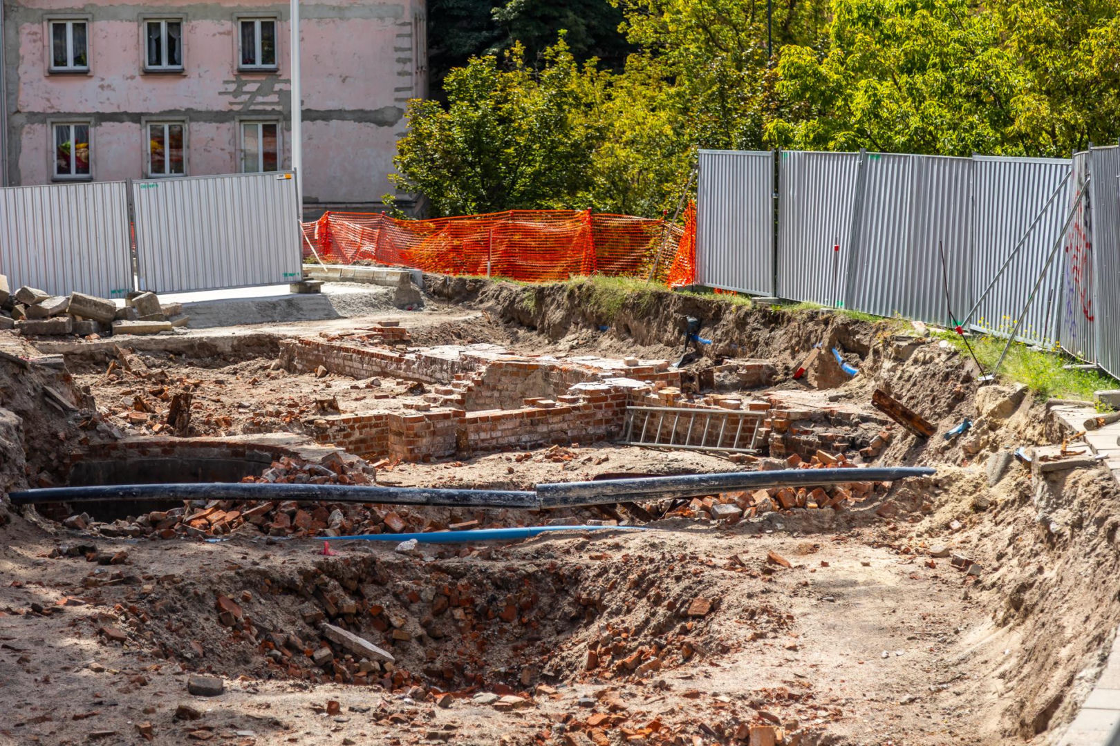 Mariensztat - odkopany fragment elewacji dawnej kamienicy wraz z balkonem