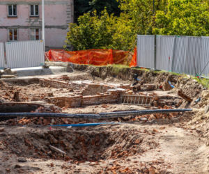 Mariensztat - odkopany fragment elewacji dawnej kamienicy wraz z balkonem