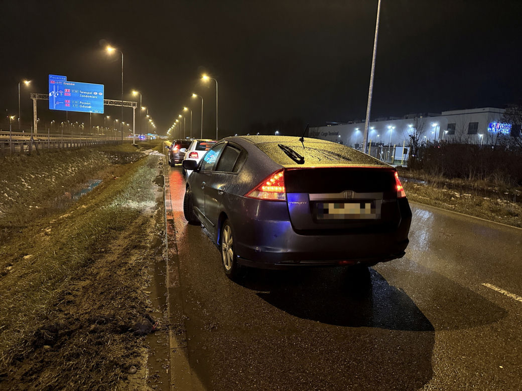 Koszmarny finał driftów we Włochach. Auto w rowie i potrącony człowiek