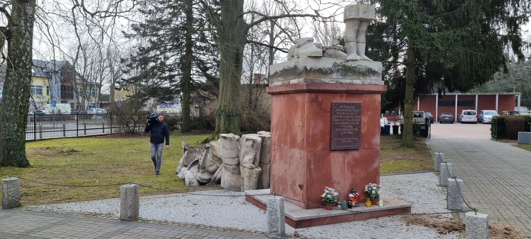 Zniszczony pomnik żołnierza radzieckiego na cmentarzu w Koszalinie