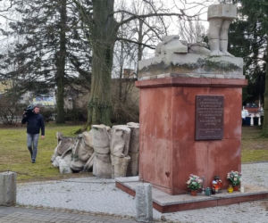 Zniszczony pomnik żołnierza radzieckiego na cmentarzu w Koszalinie