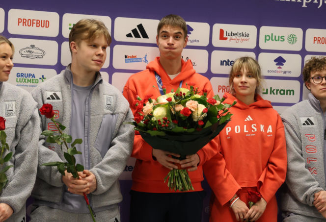 Władimir Semirunnij w czułych objęciach z dziewczyną po powrocie do Polski