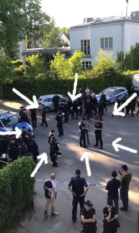 Skłotersi zajęli budynek na Mokotwie. Policja: "Wylewano na nas farbę i fekalia"