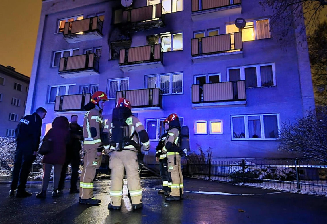 Warszawa. Gigantyczny pożar mieszkania na drugim piętrze. Dwie osoby poszkodowane