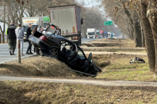 Twarde lądowanie w rowach. Pechowy koniec dwóch różnych podróży