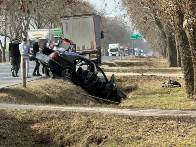 Twarde lądowanie w rowach. Pechowy koniec dwóch różnych podróży