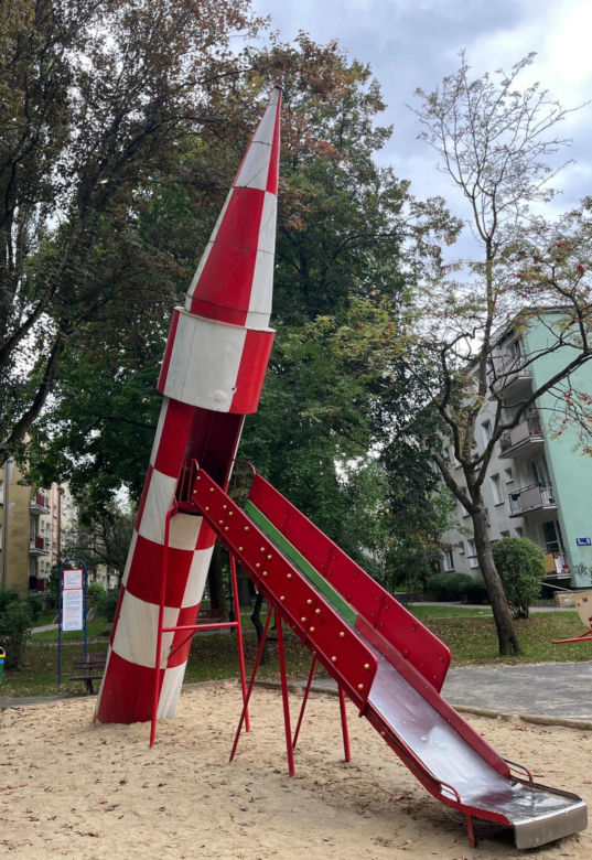 Lublin świętuje 65-lecie placu zabaw na LSM. Rakieta i gazik wciąż przyciągają dzieci