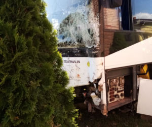 Groźny wypadek autobusu z dziećmi! Kierowca wjechał w ogrodzenie. Śmigłowiec LPR w akcji