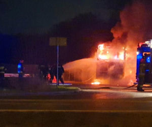 Wielki pożar na Targówku. Spłonął autokar