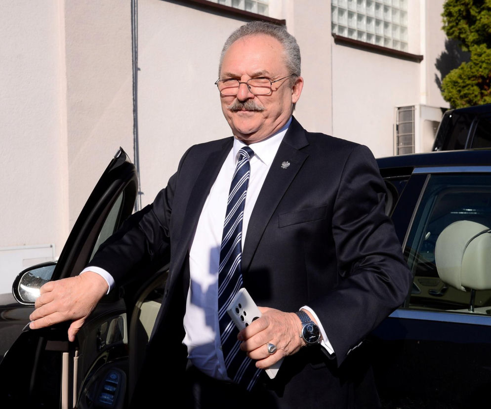 Uśmiechnięty poseł Marek Jakubiak wysiada z czarnego samochodu. O jego ostrych słowach przeczytasz na Eska.