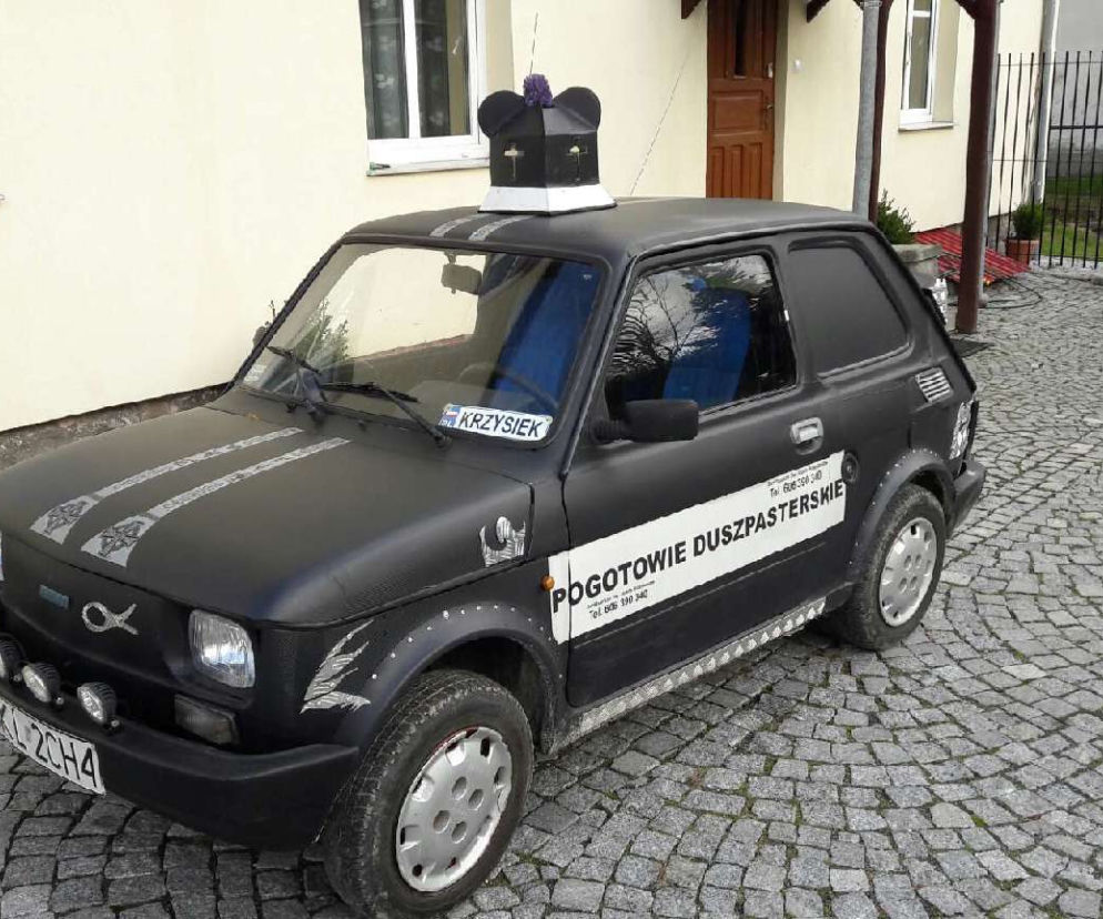 Samochodem ksiądz jeździ także do szpitala, w którym jest kapelanem i by udzielać ślubów