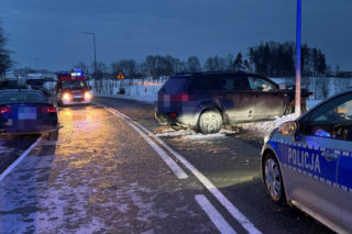 Czołowe zderzenie pod Bytowem! Kierującego audi i dwoje dzieci zabrały karetki. Fatalny wypadek na DK 20
