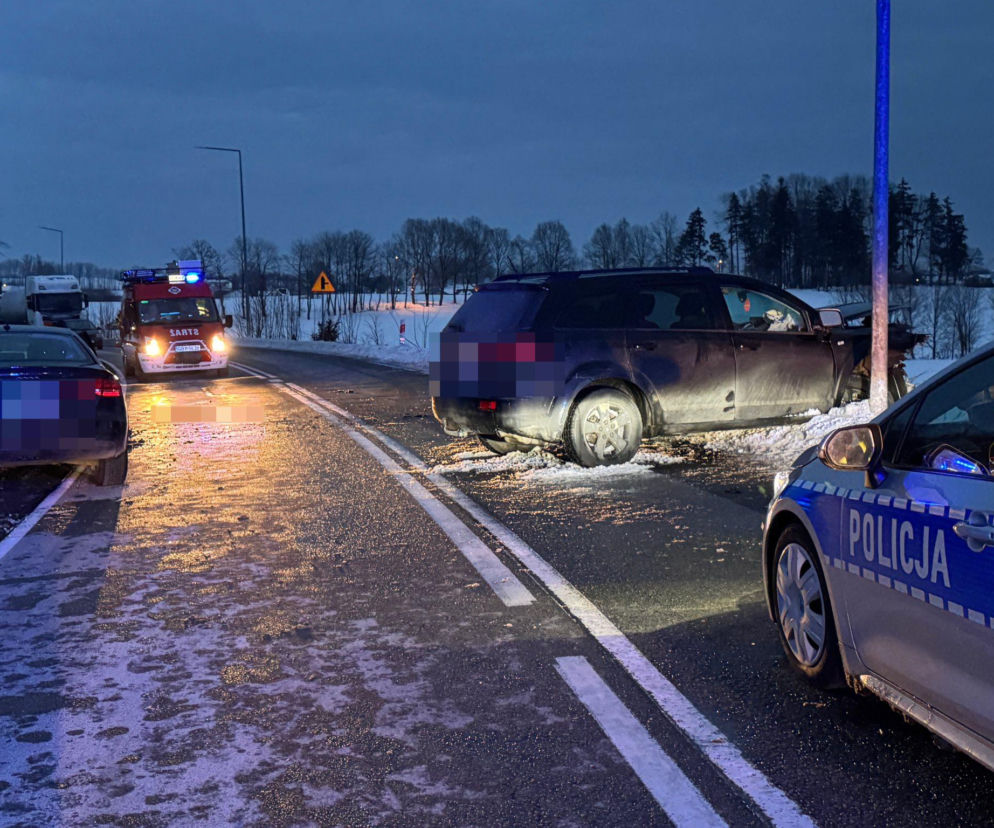 Czołowe zderzenie pod Bytowem! Kierującego audi i dwoje dzieci zabrały karetki. Fatalny wypadek na DK 20