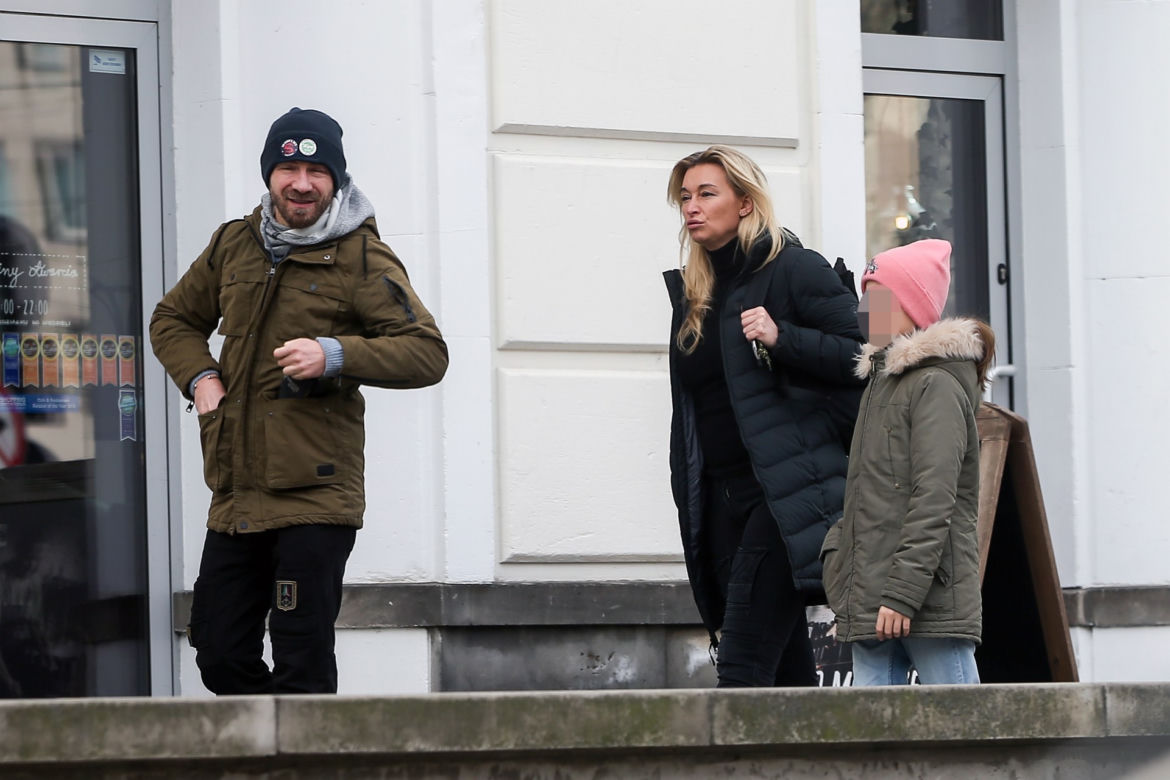 Martyna Wojciechowska z córeczką i z Przemkiem Kossakowski na spacerze