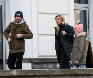 Martyna Wojciechowska z córeczką i z Przemkiem Kossakowski na spacerze