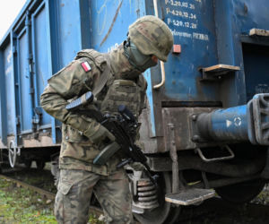 Wojsko patroluje dworzec w Koszalinie