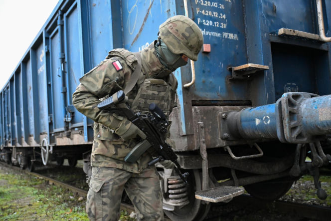 Wojsko patroluje dworzec w Koszalinie