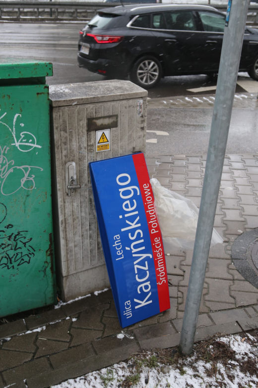 Dekomunizacja Warszawy. Zdejmowanie tablicy z Aleją Lecha Kaczyńskiego, zakładanie na powrót Armii Ludowej.