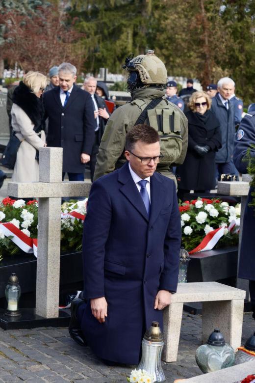 Joanna Racewicz ociera łzy przy grobie męża, pocieszyła ją Barbara Nowacka