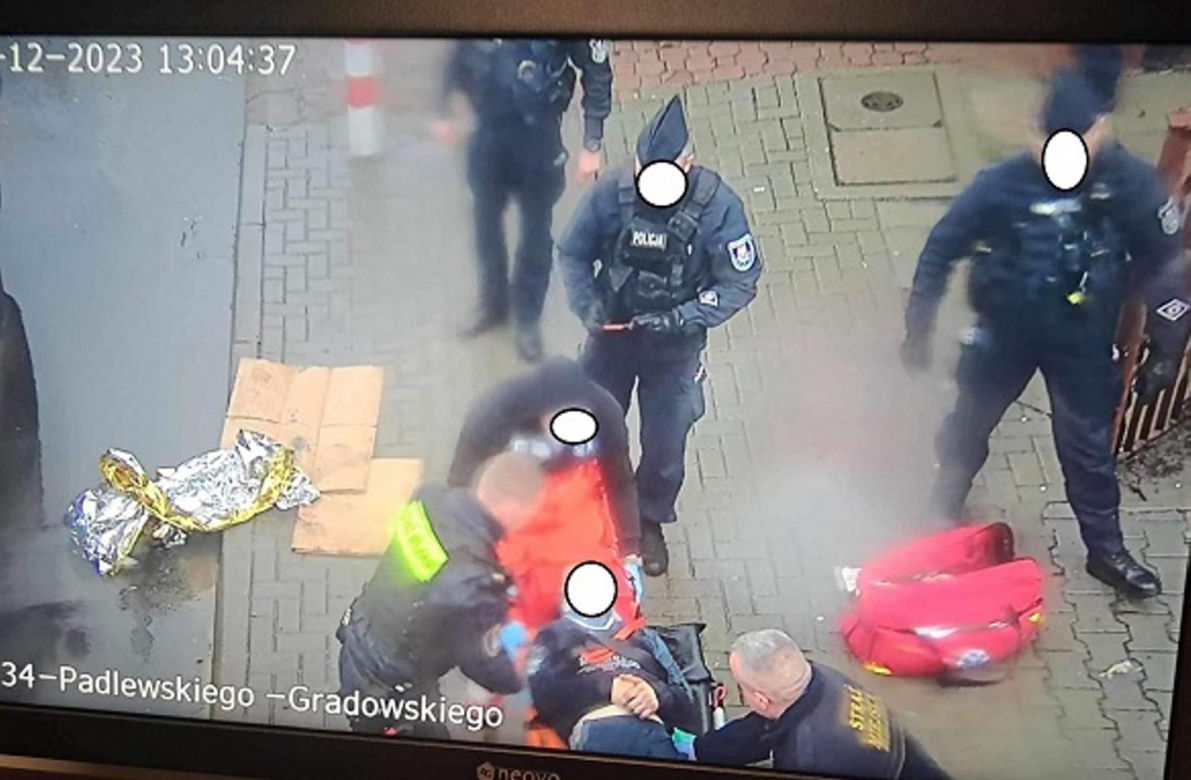 Wstrząsający wypadek tuż przed świętami. 25-latek poślizgnął się wypadł z okna! 