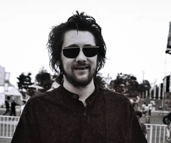 Wyrzucili go z zespołu za bycie rockandrollową katastrofą. Shane MacGowan nienawidził tej roli