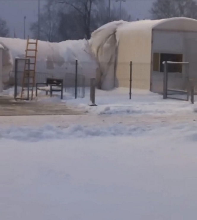 Na lodowisku zapadł się dach