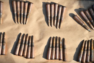 Zatrzymano 22-latka w związku z odnalezioną amunicją i pociskami na posesji w Kozłowie