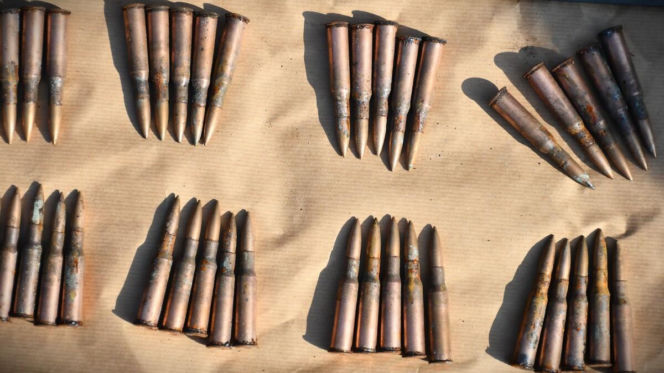 Zatrzymano 22-latka w związku z odnalezioną amunicją i pociskami na posesji w Kozłowie