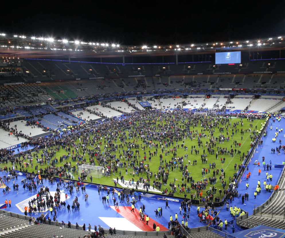 Kibice na Stade de France po zamachach