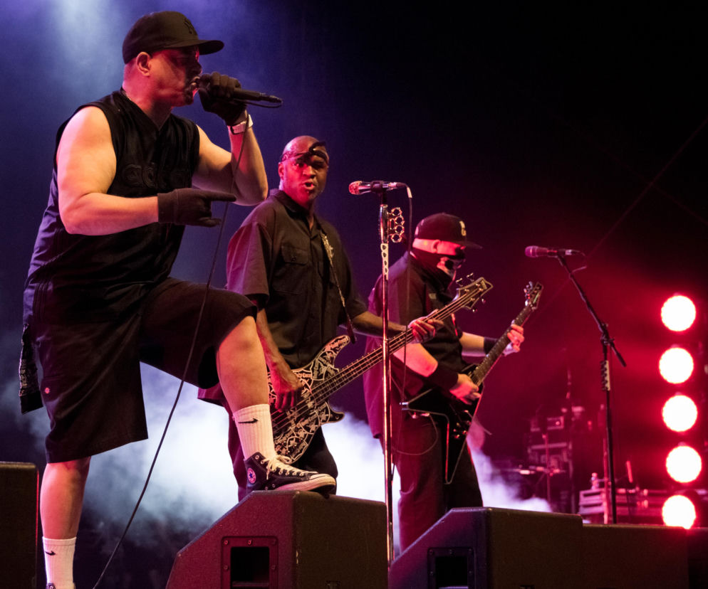 Raper Ice-T i zespół Body Count podczas energetycznego koncertu. O skandalu wokół Cop Killer przeczytasz na EskaRock.