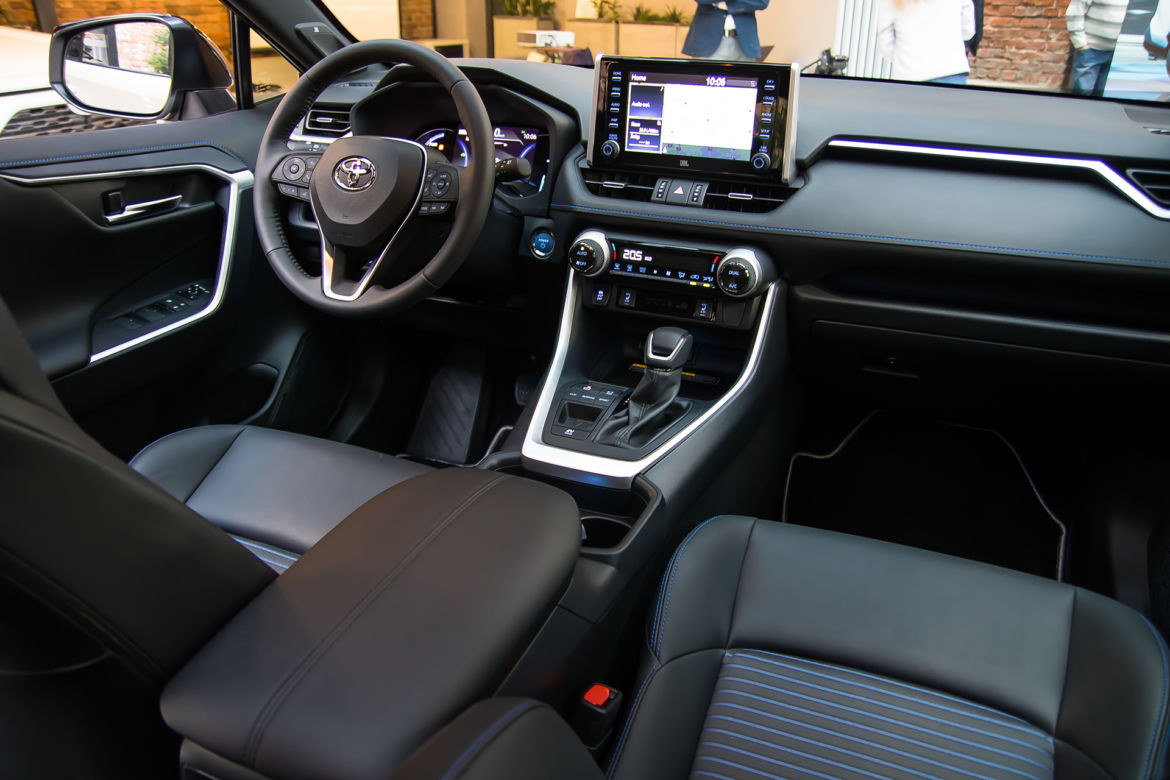 2019 Toyota RAV4 Hybrid - wnętrze piątej generacji SUV-a