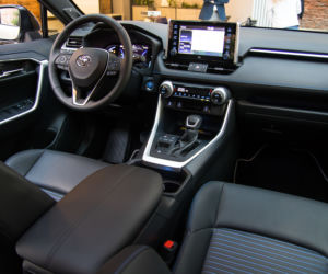 2019 Toyota RAV4 Hybrid - wnętrze piątej generacji SUV-a