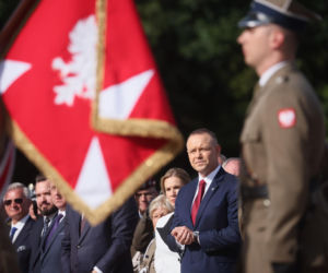 Prezydent RP Karol Nawrocki i pierwsza dama Marta Nawrocka podczas polowej mszy świętej na Polskim Cmentarzu Wojennym pod Monte Cassino